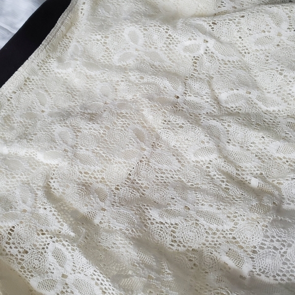 Uo Kimchi Blue Off Shoulder Lace Crop Contrast Shoulder Hem - Picture 3 of 5